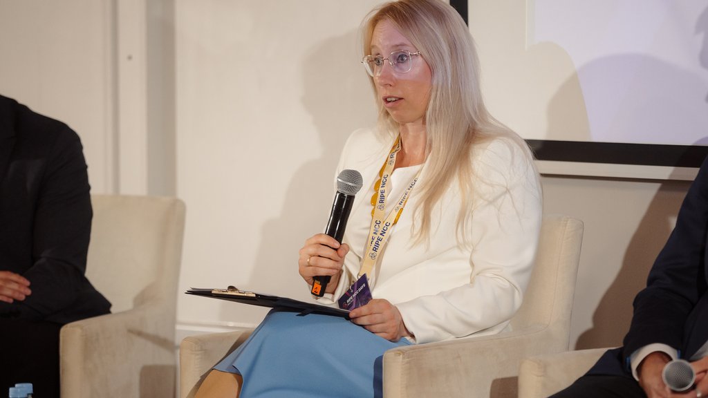 A picture of Agnese Zariņa giving a presentation