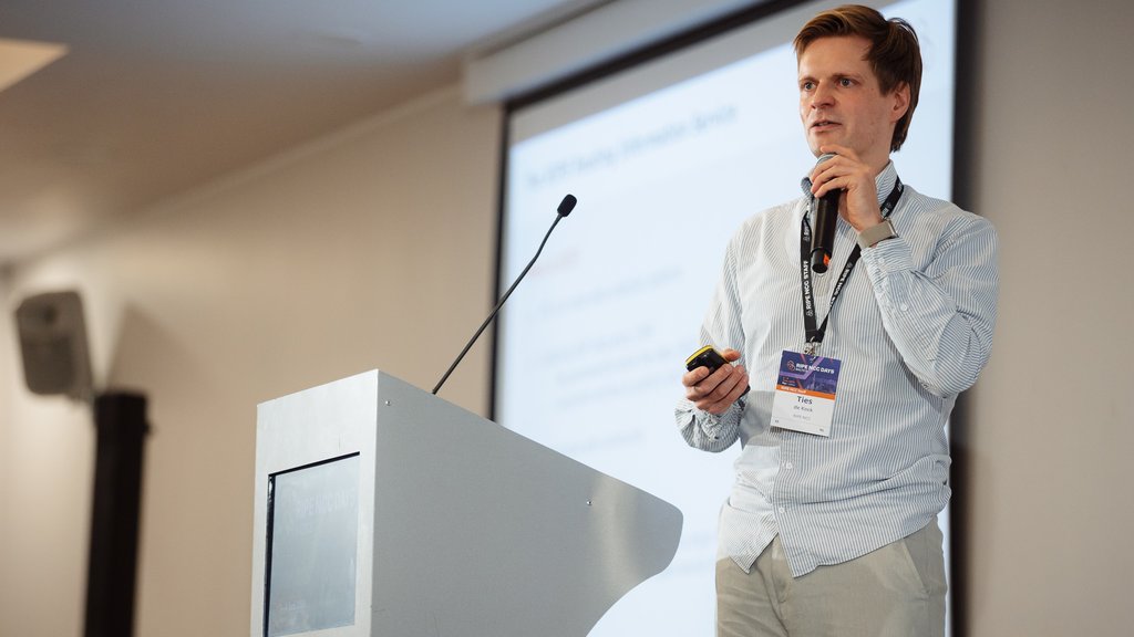 A picture of Ties de Kock giving a presentation