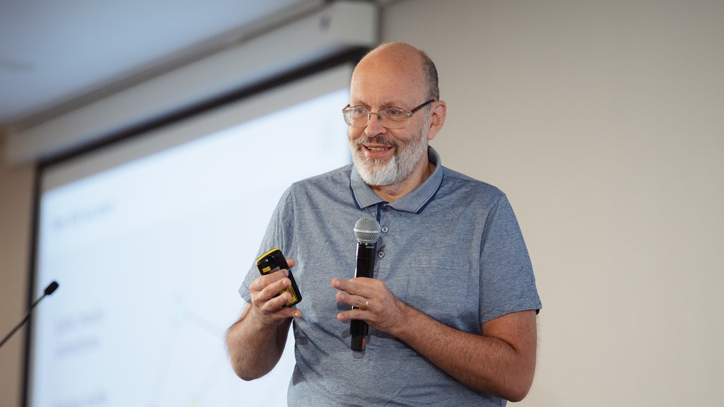 A picture of Alex Semenyaka giving a presentation