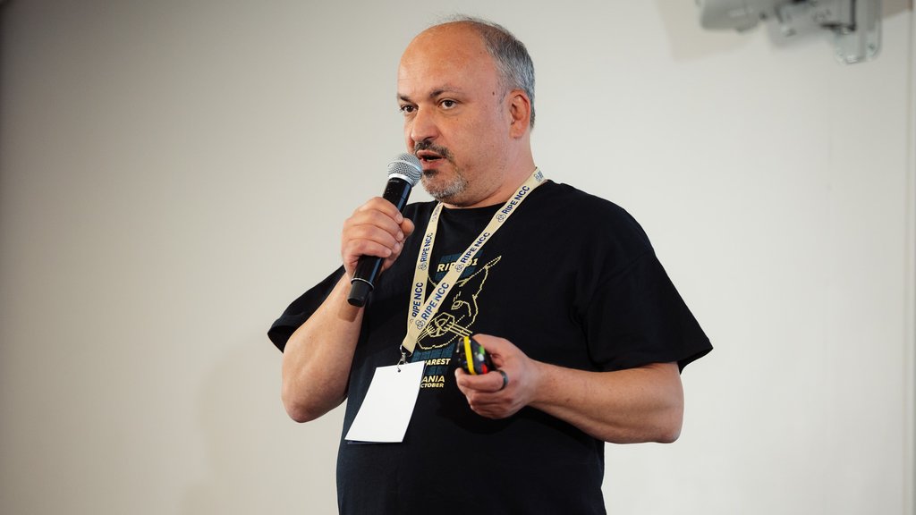 Eric Andrei Băleanu giving a presentation